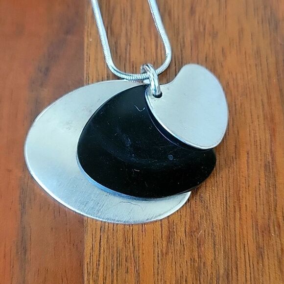 NWOT Shell shaped pendant - Picture 3 of 3